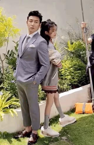 陸毅父女拍寫真,貝兒雙腿太細遭質疑,鮑蕾曬花絮視頻力證未p圖