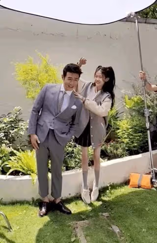 陸毅父女拍寫真，貝兒雙腿太細遭質疑，鮑蕾曬花絮視頻力證未p圖