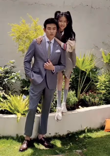 陸毅父女拍寫真，貝兒雙腿太細遭質疑，鮑蕾曬花絮視頻力證未p圖