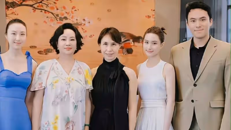 賭王三房破冰？陳婉珍成立粵劇團，二房子女現身祝賀，四太送花籃
