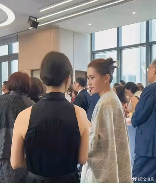 賭王三房破冰?陳婉珍成立粵劇團,二房子女現身祝賀,四太送花籃