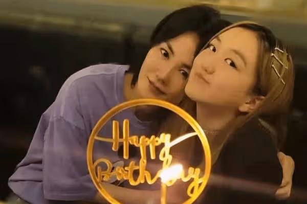 王菲兩女兒現狀,大女兒闖蕩娛樂圈,小女兒異國他鄉作畫思念母親