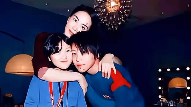 王菲兩女兒現狀,大女兒闖蕩娛樂圈,小女兒異國他鄉作畫思念母親