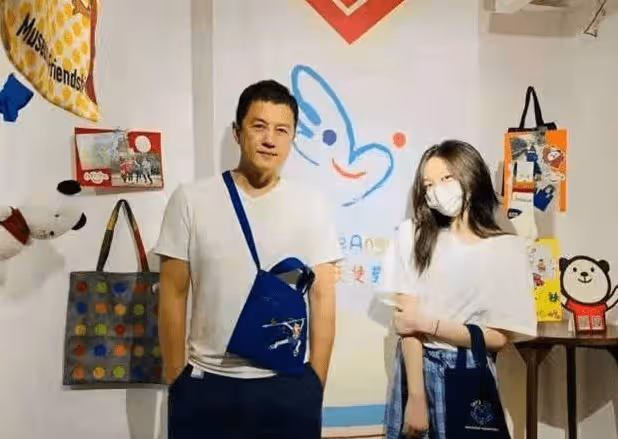 王菲兩女兒現狀,大女兒闖蕩娛樂圈,小女兒異國他鄉作畫思念母親