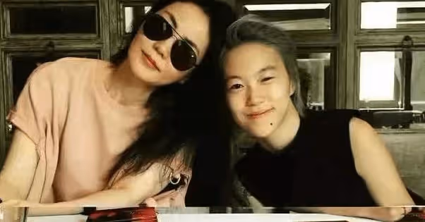 王菲兩女兒現狀,大女兒闖蕩娛樂圈,小女兒異國他鄉作畫思念母親