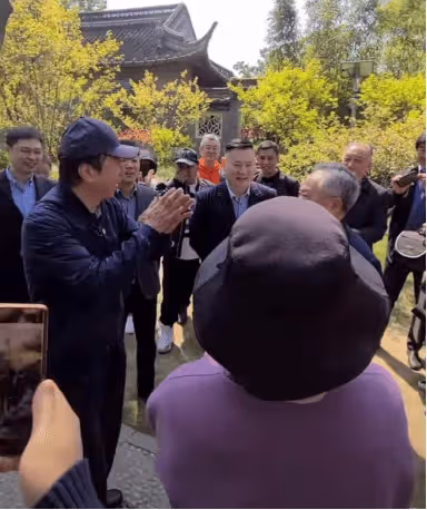 網友偶遇馮鞏拉二胡!一旁大媽興奮直跳腳,引全場路人圍觀拍照