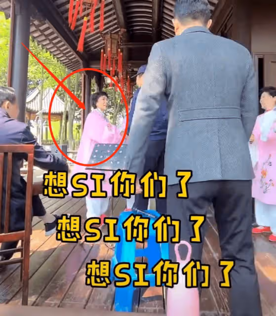 網友偶遇馮鞏拉二胡!一旁大媽興奮直跳腳,引全場路人圍觀拍照