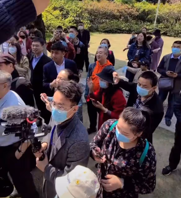 網友偶遇馮鞏拉二胡!一旁大媽興奮直跳腳,引全場路人圍觀拍照
