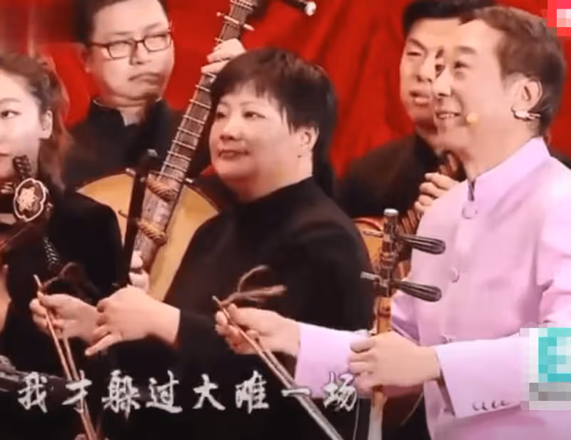 網友偶遇馮鞏拉二胡!一旁大媽興奮直跳腳,引全場路人圍觀拍照