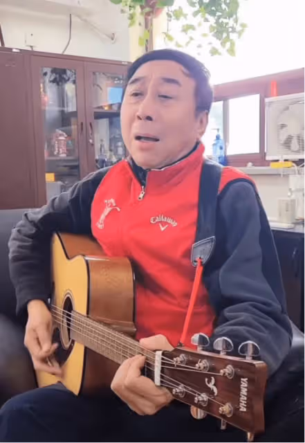 網友偶遇馮鞏拉二胡!一旁大媽興奮直跳腳,引全場路人圍觀拍照