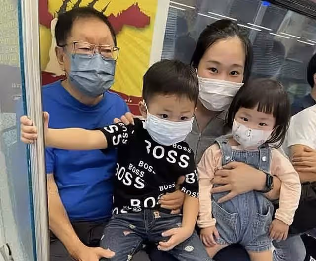 75歲知名富豪再度當爸,嬌妻成功懷上三胎,直言不為錢只為愛情