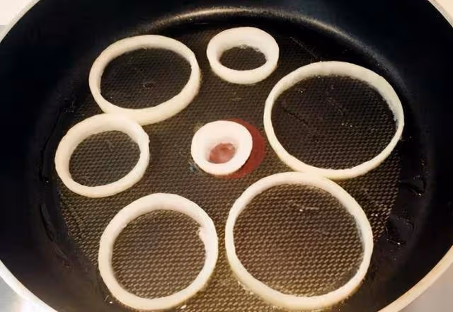 最近,洋蔥這做法火了,放2個雞蛋下鍋一煎,香軟酥脆清爽好吃~