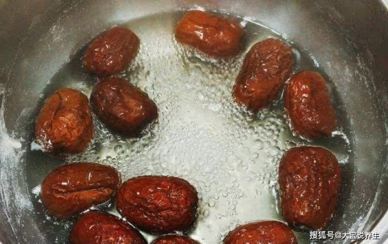 一把紅棗,一碗麵粉,攪一攪拌一拌,如此簡單的做法,比蛋糕還香~