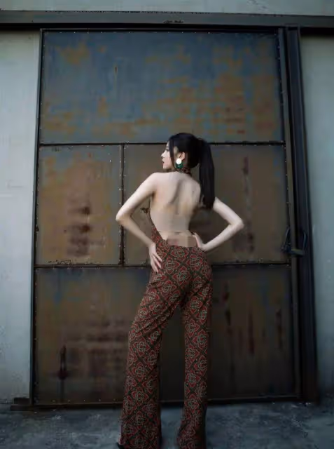 連體褲也能穿得如此撩人?宋妍霏大膽露背,曼妙身材令人叫絕!