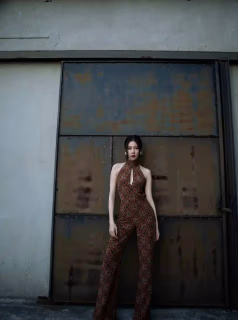 連體褲也能穿得如此撩人?宋妍霏大膽露背,曼妙身材令人叫絕!