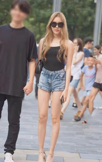 小姐姐穿了一件黑色的緊身上衣,裹出曼妙的身材曲線