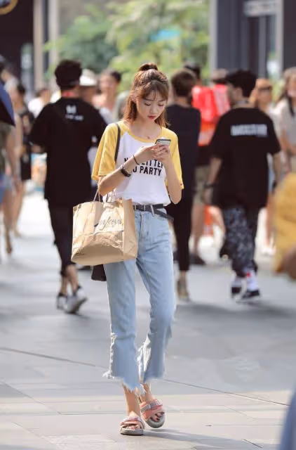 小姐姐穿了一件黑色的緊身上衣，裹出曼妙的身材曲線