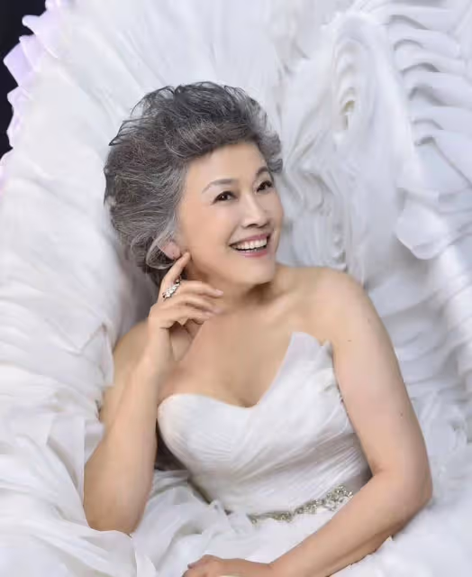 被宋春麗老年狀態驚艷:頭髮花白,衣裝簡約,氣質優雅又高級
