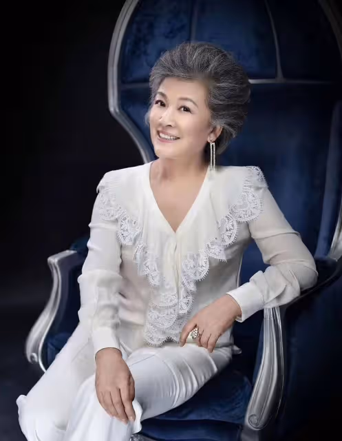 被宋春麗老年狀態驚艷:頭髮花白,衣裝簡約,氣質優雅又高級