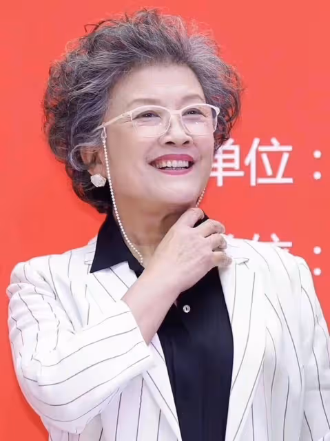 被宋春麗老年狀態驚艷:頭髮花白,衣裝簡約,氣質優雅又高級