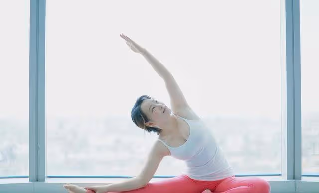不愧是超模,春日美照大秀曼妙身材,瑜伽健身讓她變得更美