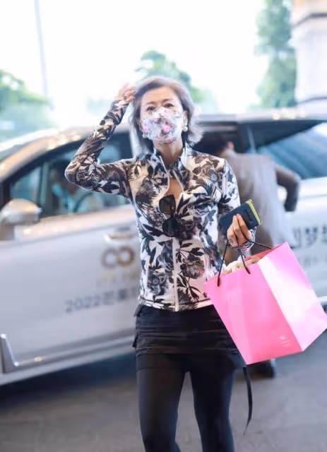 葉倩文滿頭白髮也驚艷,穿印花開衫配短裙,顯出曼妙少女身材