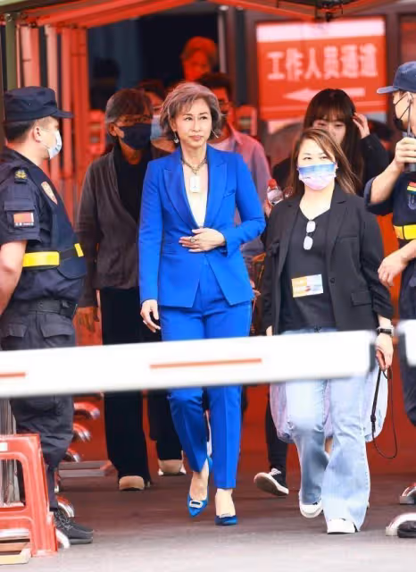 葉倩文滿頭白髮也驚艷,穿印花開衫配短裙,顯出曼妙少女身材