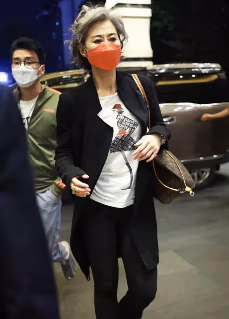 葉倩文滿頭白髮也驚艷，穿印花開衫配短裙，顯出曼妙少女身材