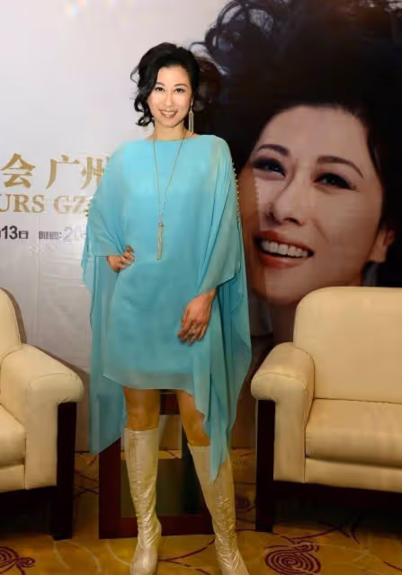 葉倩文滿頭白髮也驚艷，穿印花開衫配短裙，顯出曼妙少女身材