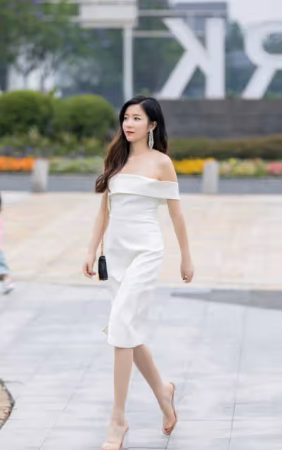 三伏天穿連衣裙,清涼舒適又優雅,搭配高跟涼鞋更顯身姿曼妙