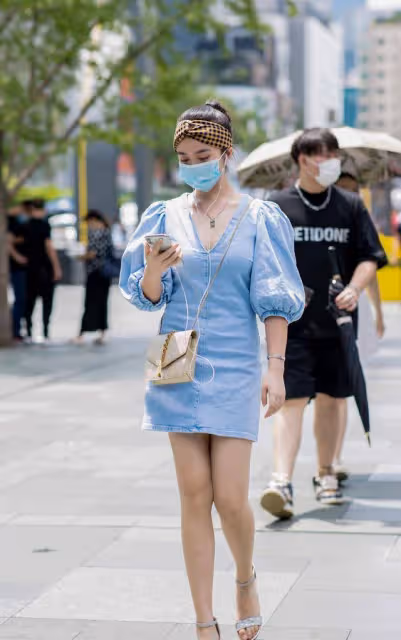 三伏天穿連衣裙,清涼舒適又優雅,搭配高跟涼鞋更顯身姿曼妙