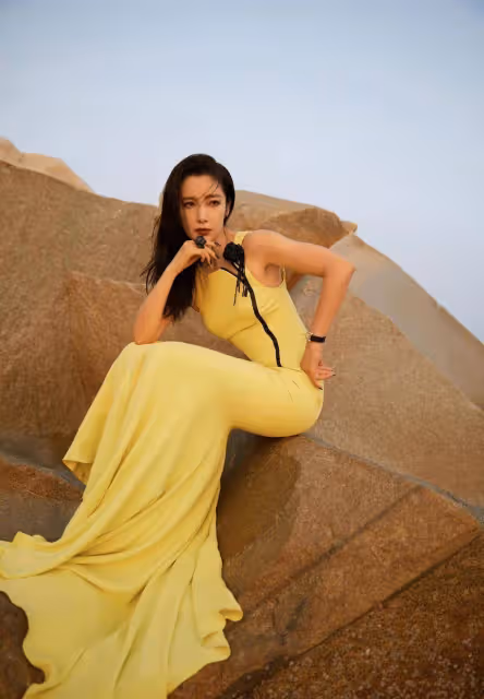 李姐姐的狀態也太好了吧,穿黃色魚尾裙秀曼妙曲線,看不出奔五了