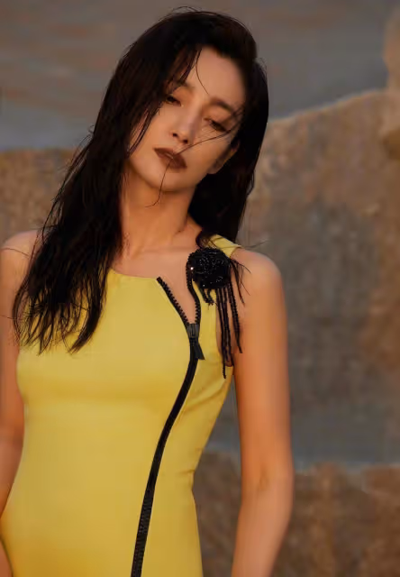 李姐姐的狀態也太好了吧,穿黃色魚尾裙秀曼妙曲線,看不出奔五了