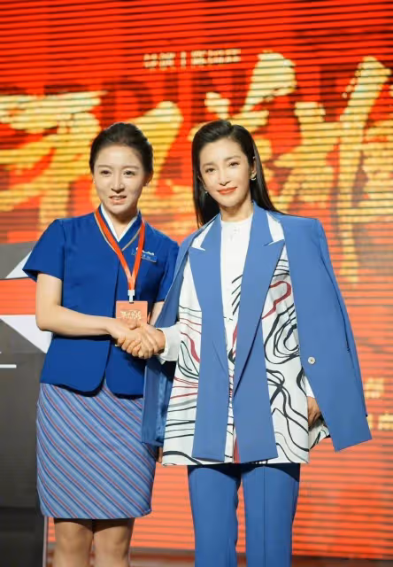 李姐姐的狀態也太好了吧,穿黃色魚尾裙秀曼妙曲線,看不出奔五了