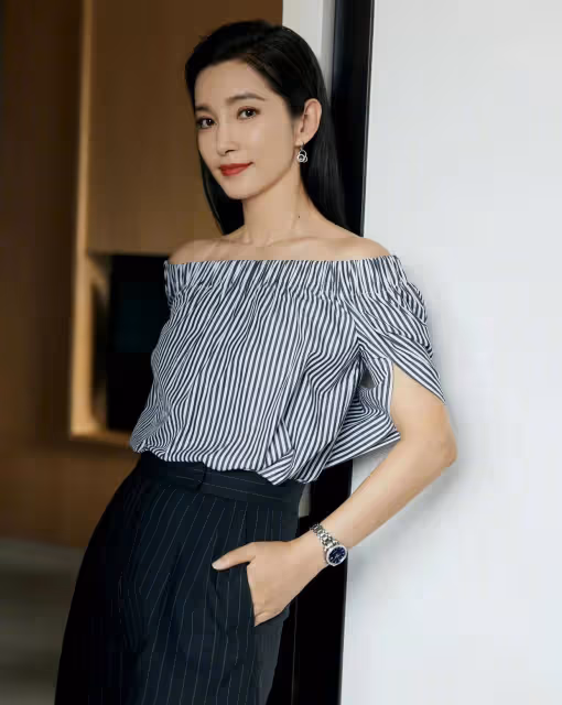 李姐姐的狀態也太好了吧,穿黃色魚尾裙秀曼妙曲線,看不出奔五了