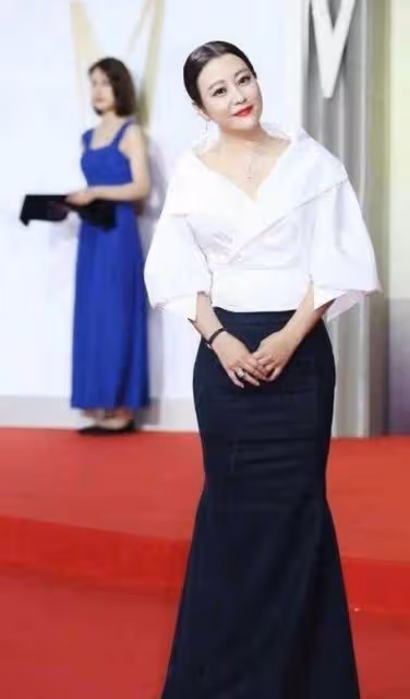 郝蕾真是微胖界女神，穿魚尾裙嫵媚迷人，42歲仍然有著曼妙身材
