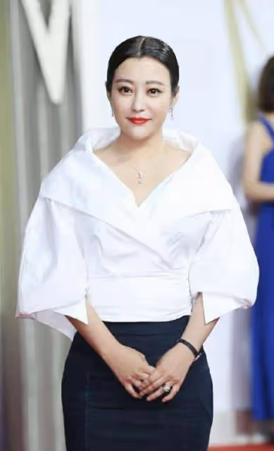 郝蕾真是微胖界女神，穿魚尾裙嫵媚迷人，42歲仍然有著曼妙身材