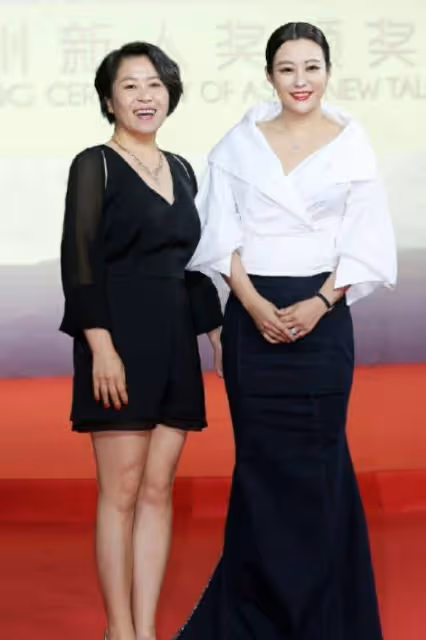 郝蕾真是微胖界女神，穿魚尾裙嫵媚迷人，42歲仍然有著曼妙身材