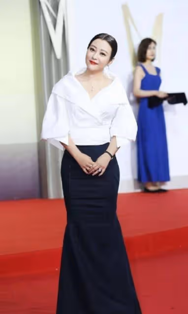 郝蕾真是微胖界女神，穿魚尾裙嫵媚迷人，42歲仍然有著曼妙身材
