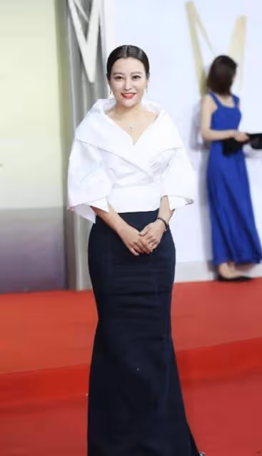 郝蕾真是微胖界女神,穿魚尾裙嫵媚迷人,42歲仍然有著曼妙身材