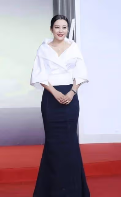 郝蕾真是微胖界女神,穿魚尾裙嫵媚迷人,42歲仍然有著曼妙身材