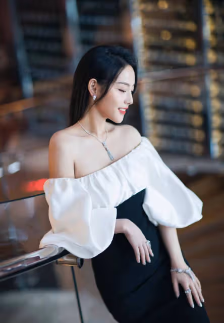 張嘉倪的好身材瞞不住了,一襲紫色連衣裙秀曼妙身材,闊太范十足
