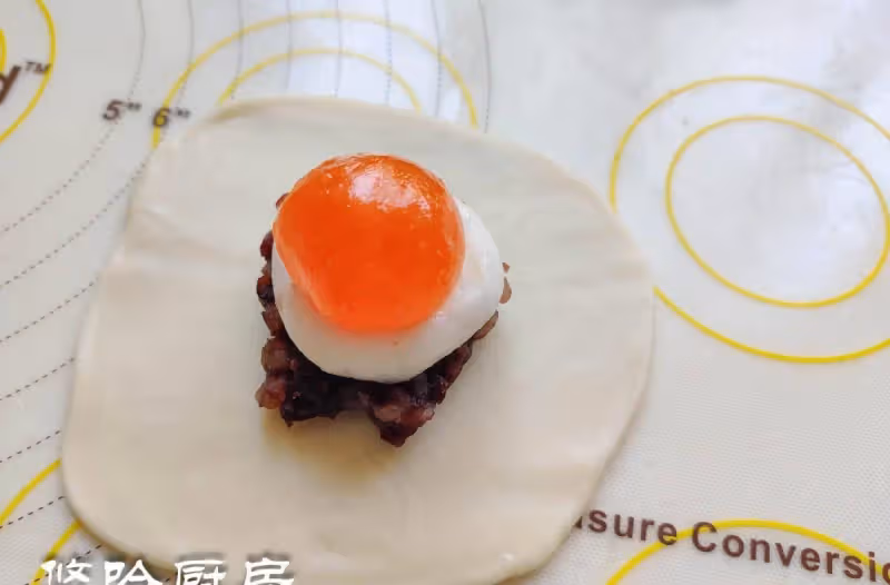 香軟、綿密、不甜膩！3.0版芋泥麻薯蛋黃酥，我一口氣吃了三個~