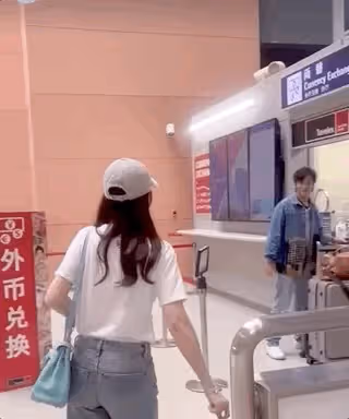 陳喬恩與老公日本旅行,二人街頭合影,同款鼻形和微笑超有夫妻相