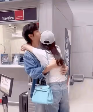 陳喬恩與老公日本旅行,二人街頭合影,同款鼻形和微笑超有夫妻相