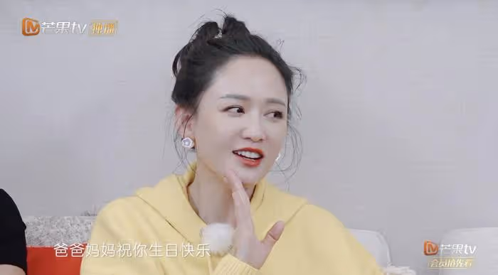 陳喬恩與老公日本旅行,二人街頭合影,同款鼻形和微笑超有夫妻相