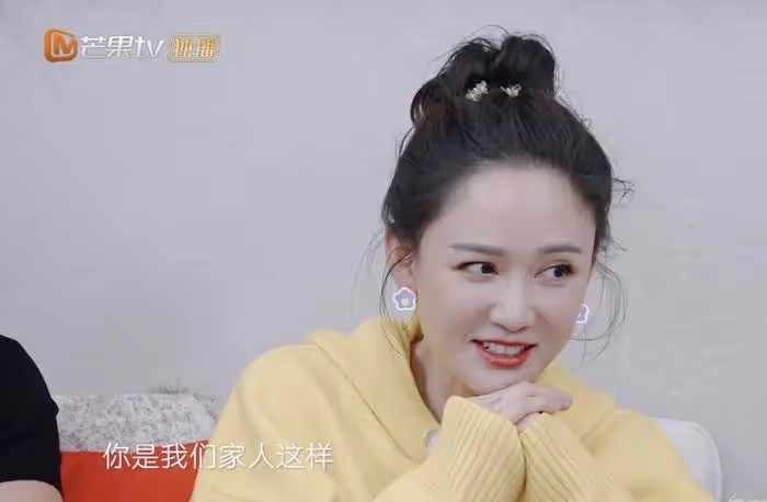陳喬恩與老公日本旅行,二人街頭合影,同款鼻形和微笑超有夫妻相