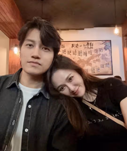 陳喬恩與老公日本旅行,二人街頭合影,同款鼻形和微笑超有夫妻相