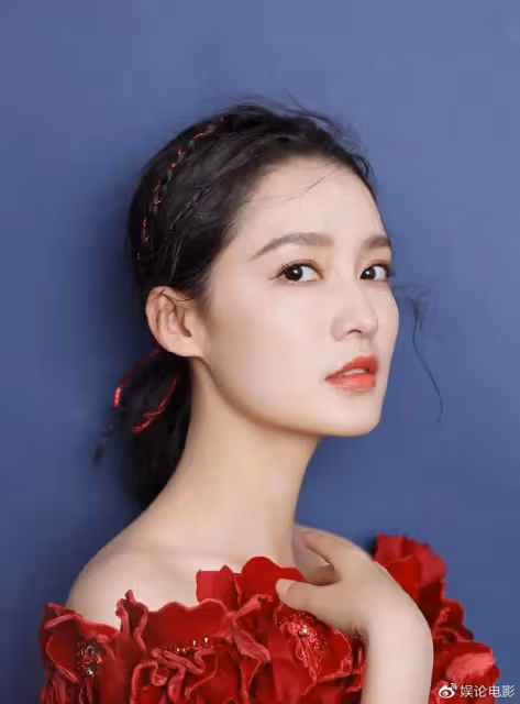 追了十二集,李沁在《夢中的那片海》戲份太少,被女配搶盡風光