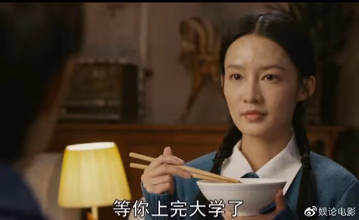 追了十二集,李沁在《夢中的那片海》戲份太少,被女配搶盡風光